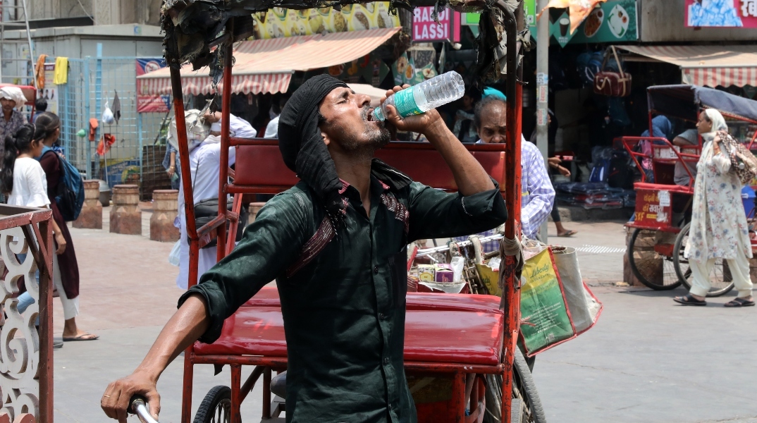 ινδος πινει νερο, οχηματα, καταστηματα, κοσμος