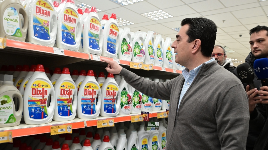 Ο υπουργός Ανάπτυξης, Κώστας Σκρέκας σε κατάστημα αλυσίδας σούπερ μάρκετ 