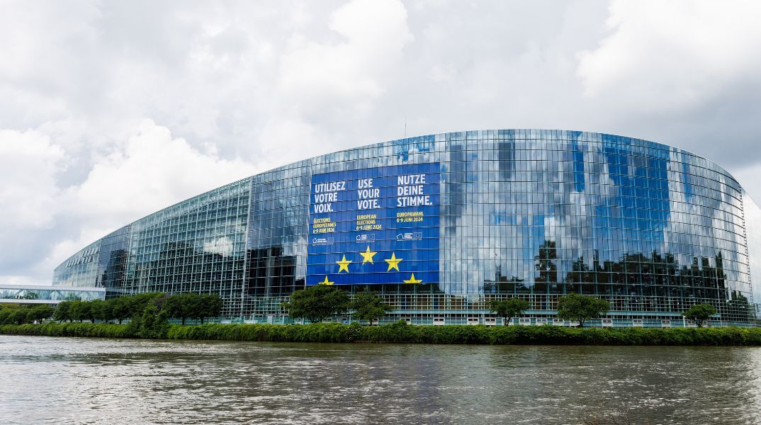 Το κτίριο του Ευρωκοινοβουλίου στο Στρασβούργο, όπου πανό καλεί να χρησιμοποιήσουμε την ψήφο μας