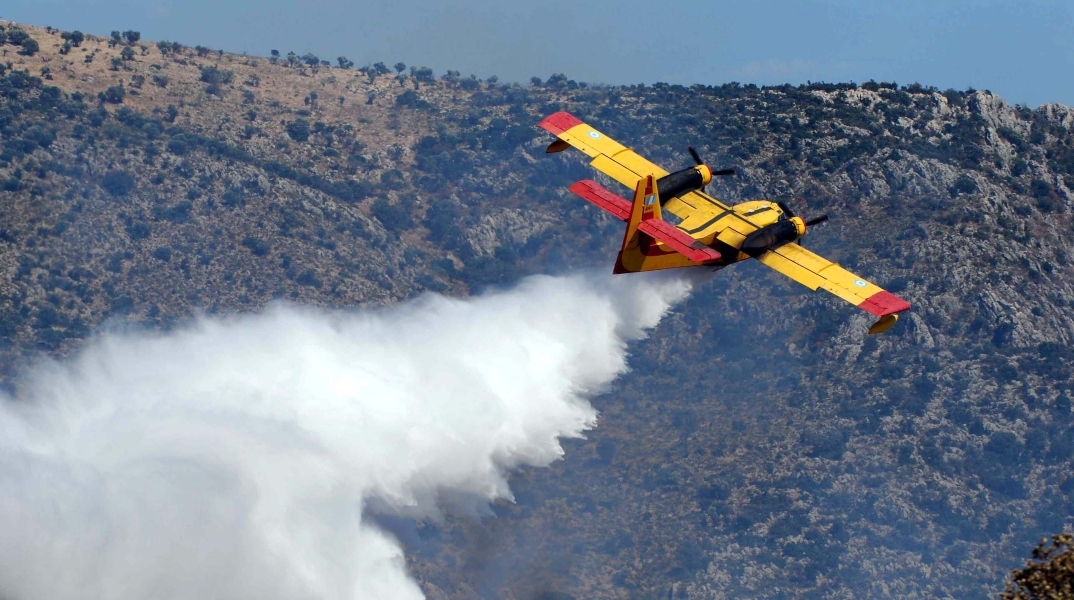 Πυροσβεστικό αεροπλάνο επιχειρεί σε πυρκαγιά
