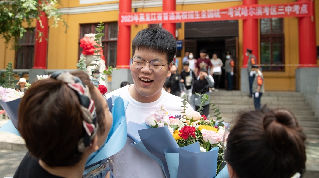 κινεζος μαθητης με γονεις και λουλουδια