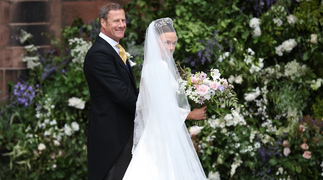 Έγινε ο «γάμος της χρονιάς» στη Βρετανία,  Η Olivia Henson έφτασε με τον πατέρα της Rupert Henson στον Καθεδρικό ναό του Τσέστερ