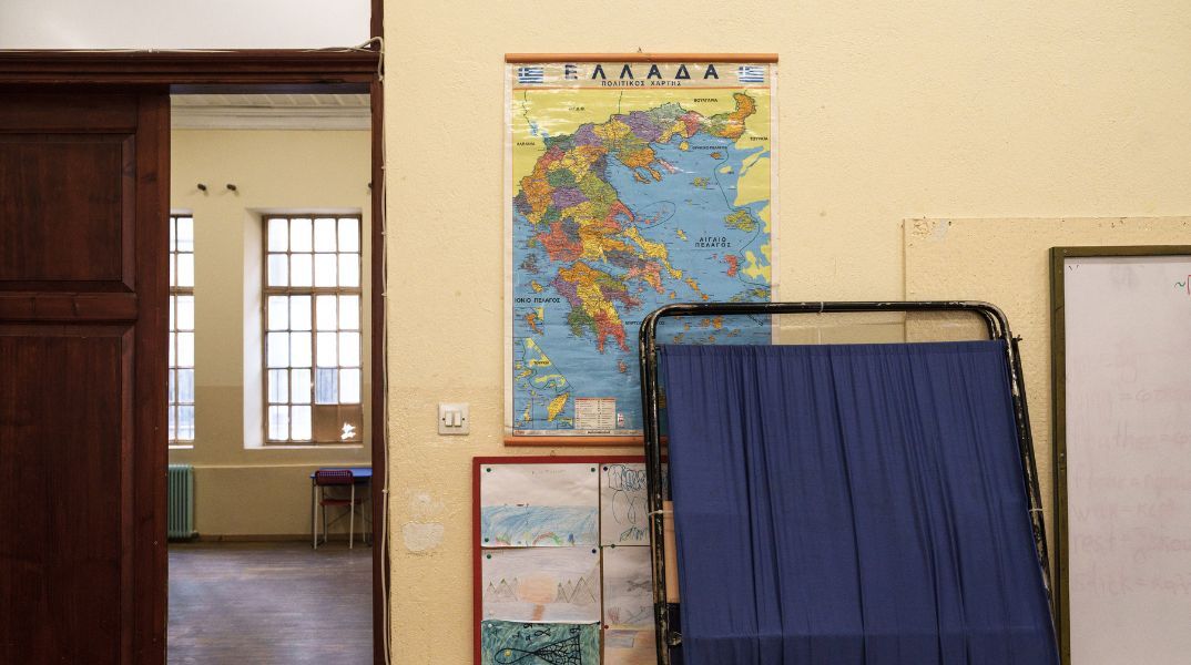 Προετοιμασίες στα εκλογικά τμήματα για τις εκλογές της Κυριακής
