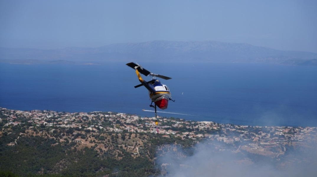 Χίος: Σε εξέλιξη η πυρκαγιά στις Καρυές - Η φωτιά καίει μέσα σε απόκρημνες χαράδρες
