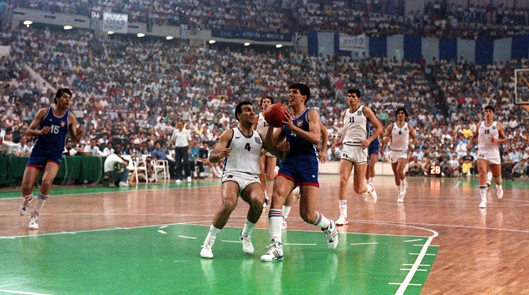 Ο Νίκος Γκάλης με τον Ντράζεν Πέτροβιτς στο Ευρωμπάσκετ του 1987