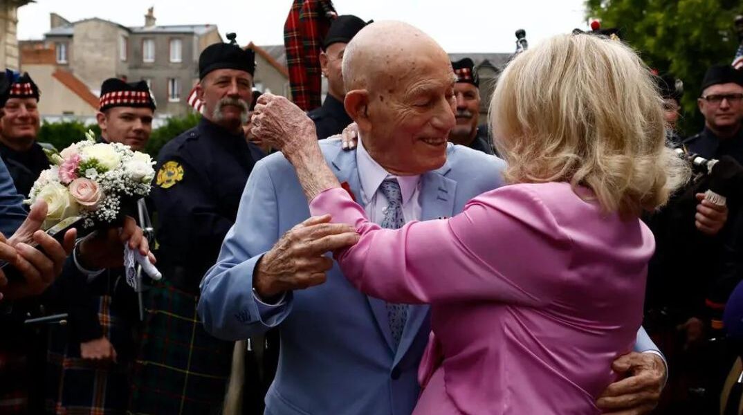 Νορμανδία: Βετεράνος του Β' Παγκοσμίου Πολέμου παντρεύτηκε σύντροφό του