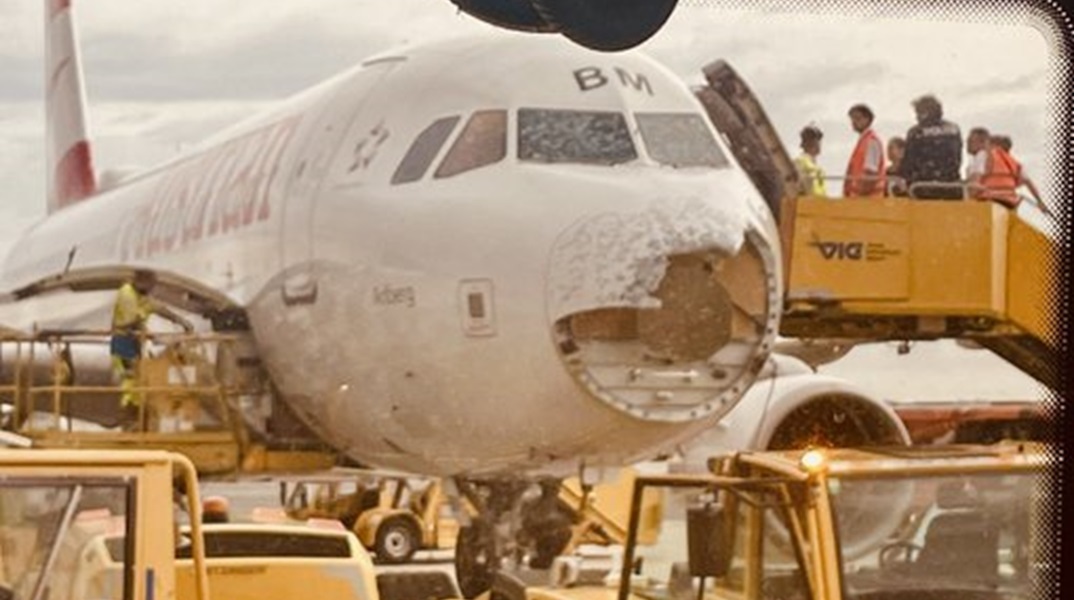 Θρίλερ σε πτήση στην Αυστρία - Χαλάζι προκάλεσε μεγάλες ζημιές στη «μύτη» του αεροσκάφους