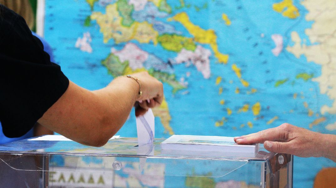 Ψηφοφόρος ασκει το εκλογικό του δικαίωμα για τις Ευρωεκλογές 2024