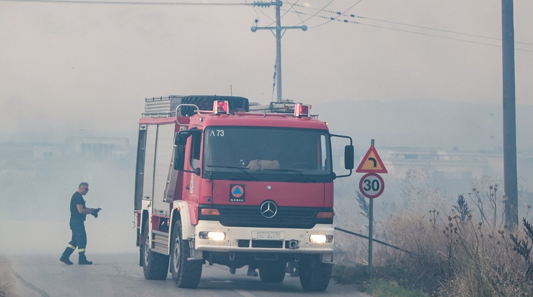 Οριοθετήθηκε η πυρκαγιά σε αποθήκη της ΠΥΡΚΑΛ στο Πάνακτο Βοιωτίας