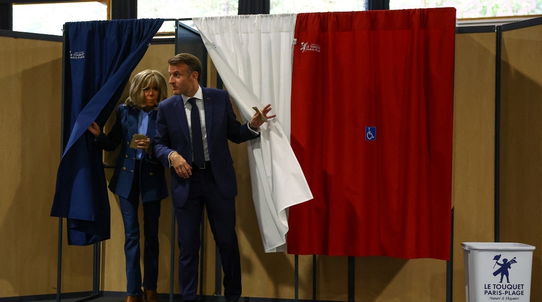 Ο Γάλλος πρόεδρος Εμανουέλ Μακρόν και η σύζυγός του Μπριζίτ Μακρόν κατά τη διάρκεια των ευρωεκλογών 