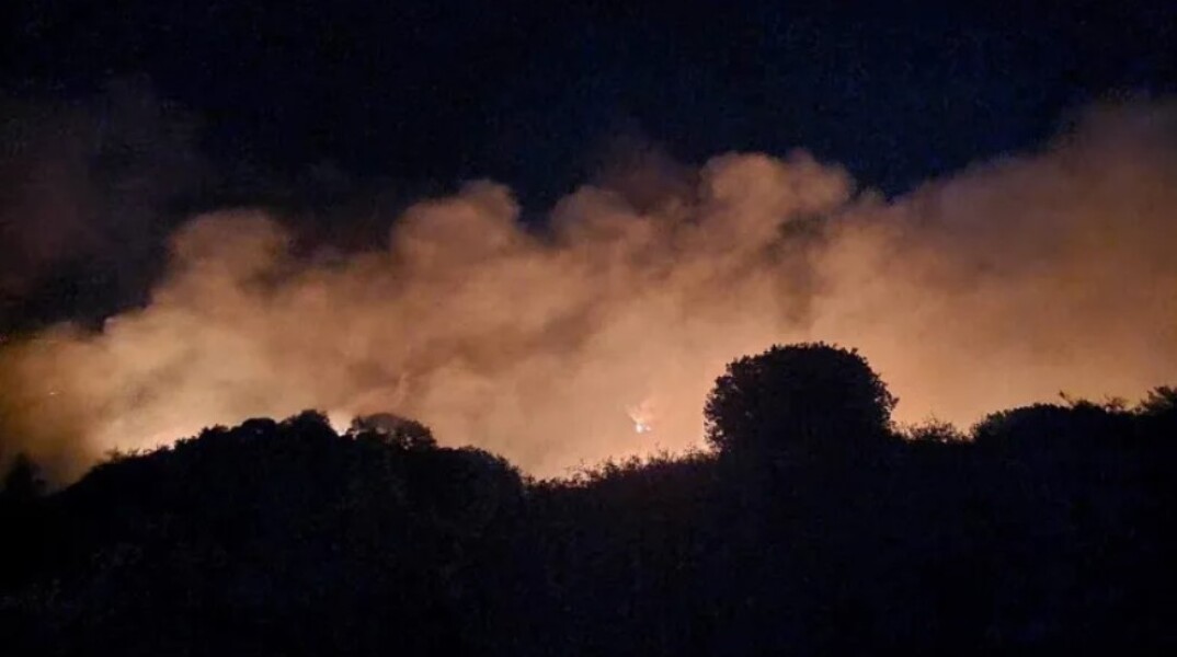 Μαίνεται η μεγάλη πυρκαγιά στην Πάφο - Ολονύχτιες κατασβέσεις από τις επίγειες δυνάμεις