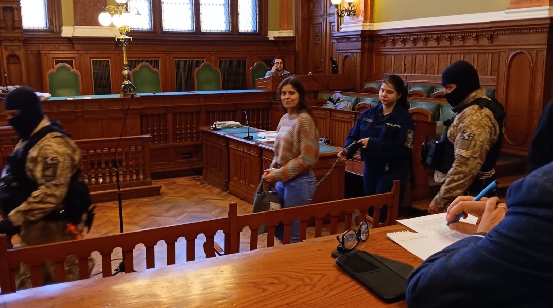 η Ιλάρια Σάλις αλυσοδεμενη στο δικαστηριο