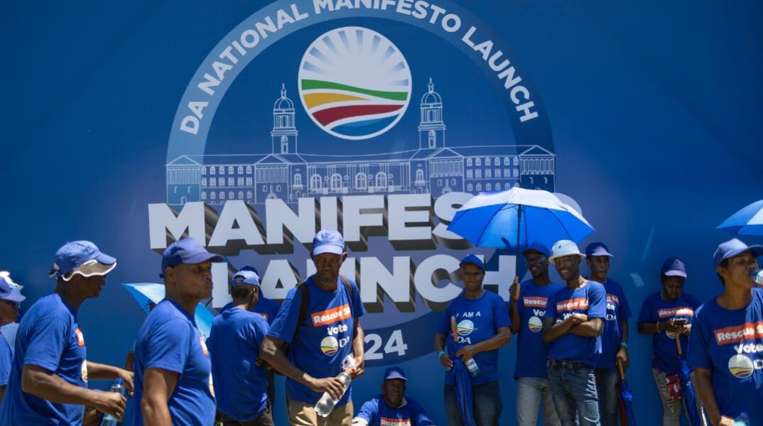 Για πρώτη φορά μετά τον Μαντέλα, Λευκοί και Μαύροι θα συγκυβερνήσουν στην Νότια Αφρικη