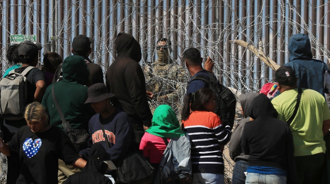 μεταναστες στα συνορα, φραχτης, στρατιωτης