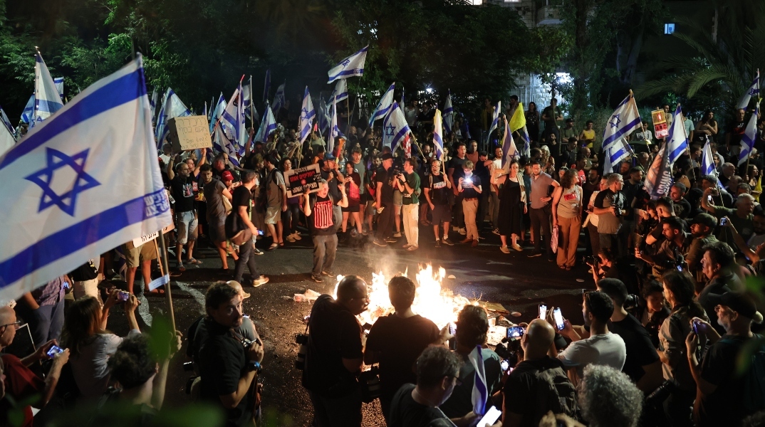 διαδηλωτες, φωτιες, σημαιες