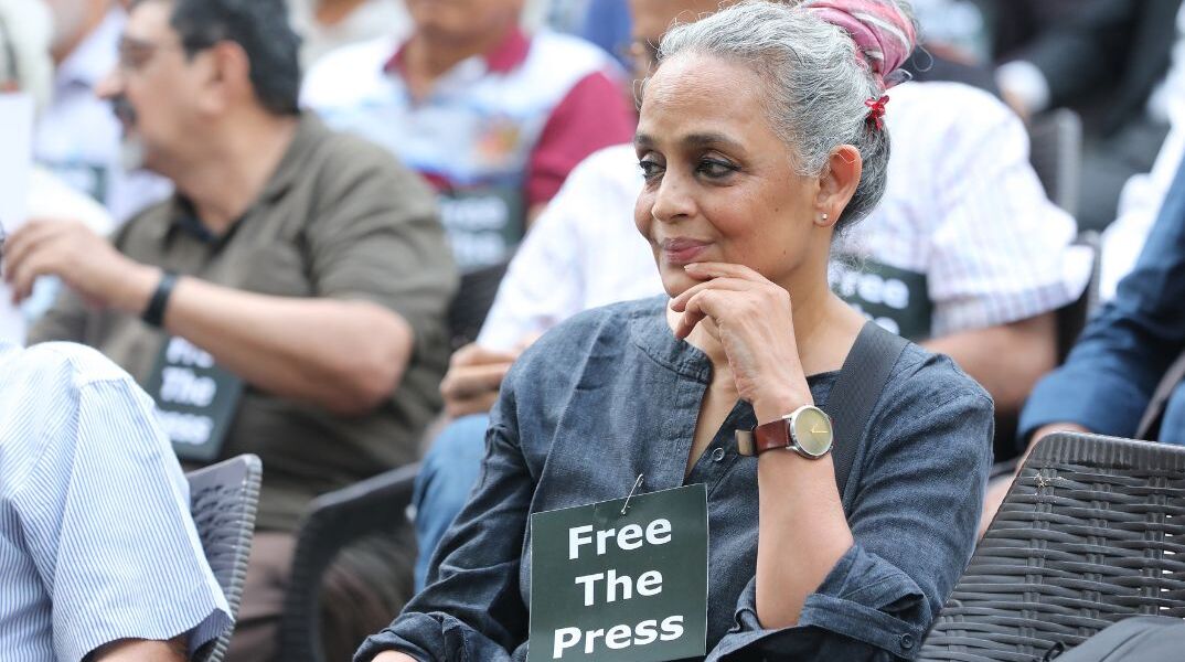 Arundhati Roy: Μπορεί να φυλακιστεί η διάσημη συγγραφέας για σχόλιο πριν 14 χρόνια;