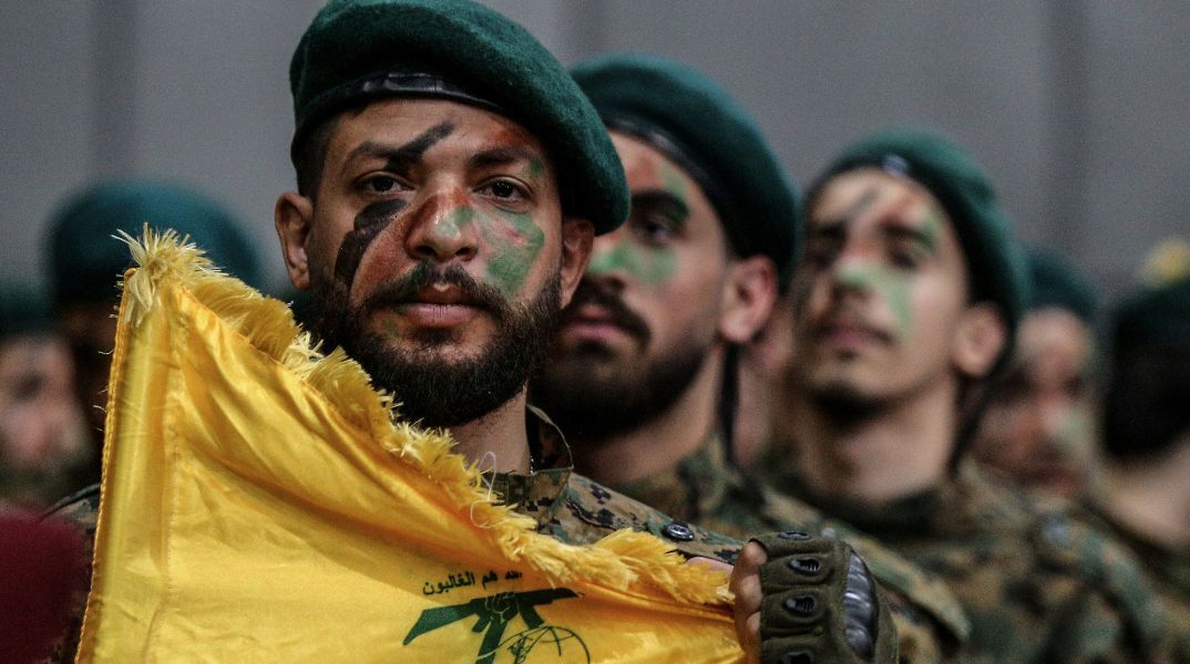 Στρατιωτική παρέλαση μαχητών της Χεζμπολάχ στη Βηρυτό του Λιβάνου 