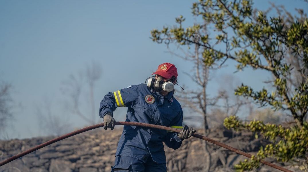 Ενισχύονται οι πυροσβεστικές δυνάμεις για την αντιμετώπιση της φωτιάς στην Άνδρο 