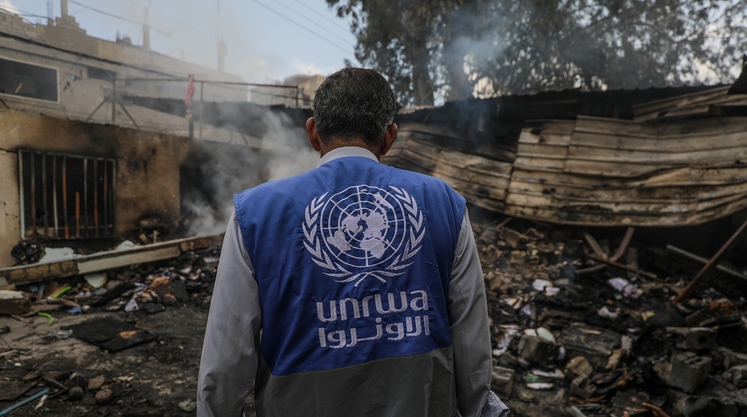 Υπάλληλος της UNRWA μπροστά από κατεστραμμένο σχολείο των Ηνωμένων Εθνών στον προσφυγικό καταυλισμό Al Nuseirat