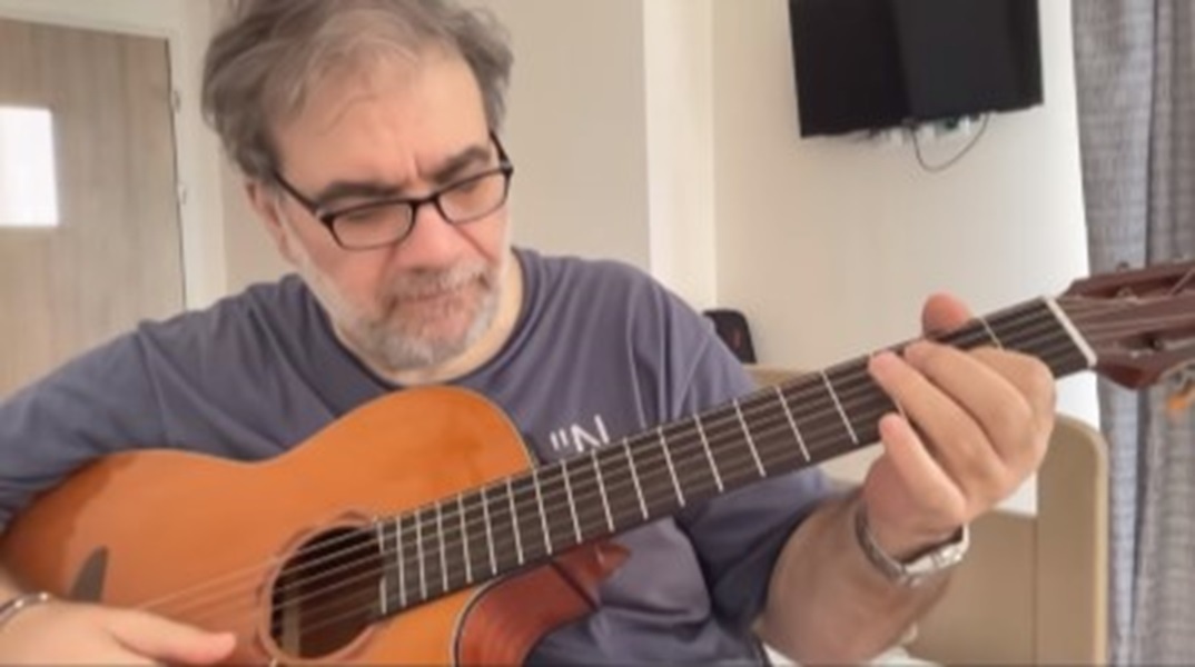 Δημήτρης Σταρόβας: Παίζει για πρώτη φορά κιθάρα μπροστά στην κάμερα
