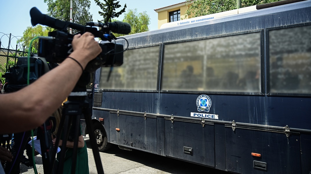 Ποινή φυλάκισης 12 μηνών στον δημοσιογράφο της ΕΡΤ για τον ξυλοδαρμό της συντρόφου του