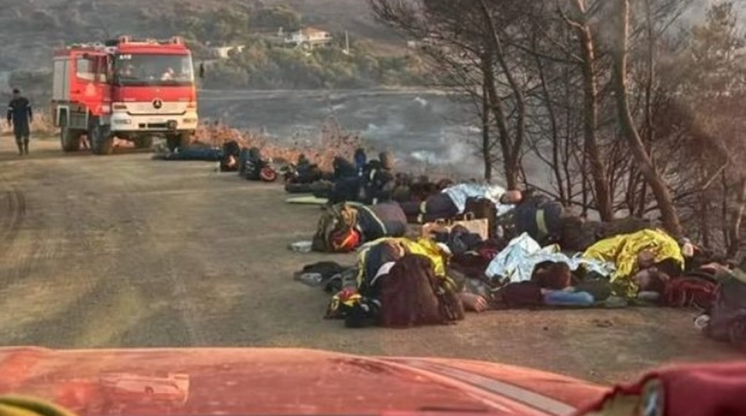 Κερατέα: Πυροσβέστες έχουν ξαπλώσει στο δρόμο να ξεκουραστούν μετά τη μάχη με τις φλόγες