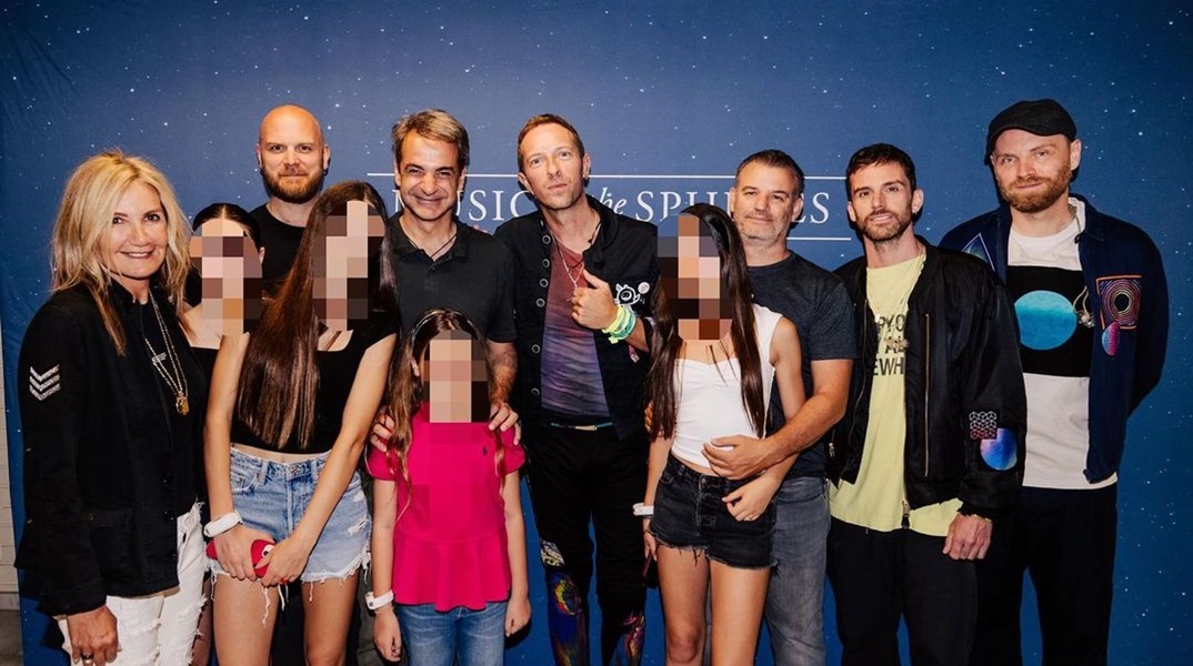 Ο πρωθυπουργός Κυριάκος Μητσοτάκης με τη σύζυγό του και τους Coldplay