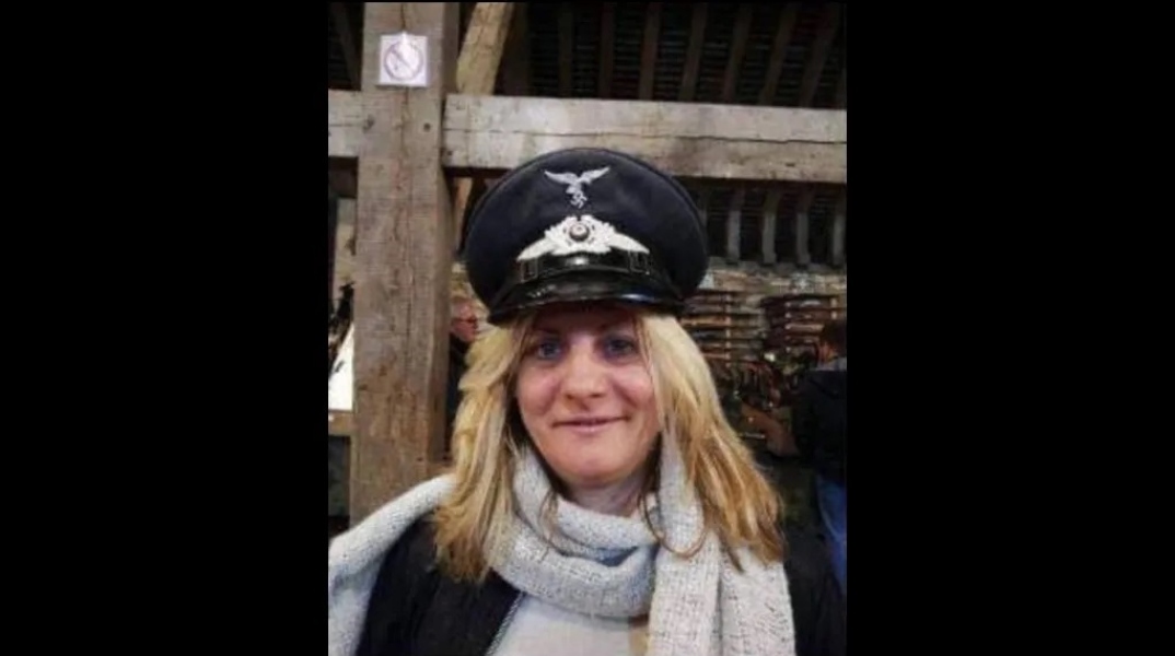 γυναικα με ναζιστικό καπέλο