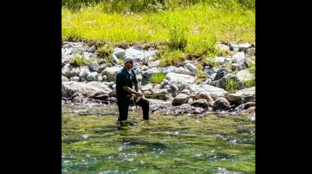 o Ντέιβιντ Μπέκαμ ψαρευει σε ποταμι