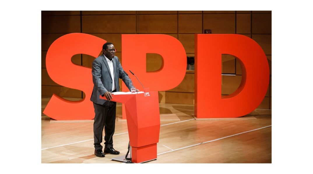 Ο πρώτος αφρικανικής καταγωγής βουλευτής της Γερμανίας παραιτείται μετά από ρατσιστικές προσβολές