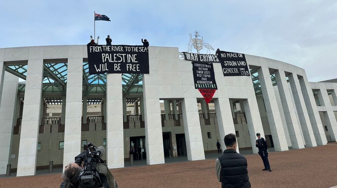 Διαδηλωτές  στην οροφή του Κοινοβουλίου της Αυστραλίας
