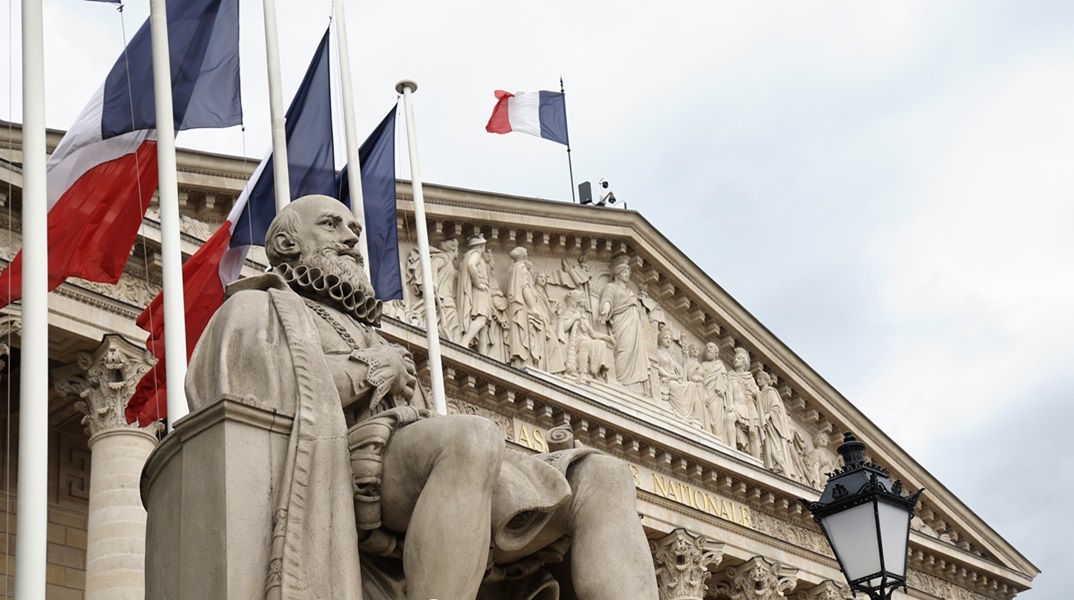 Τις επιπτώσεις σε περίπτωση νίκης της ακροδεξιάς στην εξωτερική πολιτική της χώρας επισημαίνει ο γαλλικός Τύπος