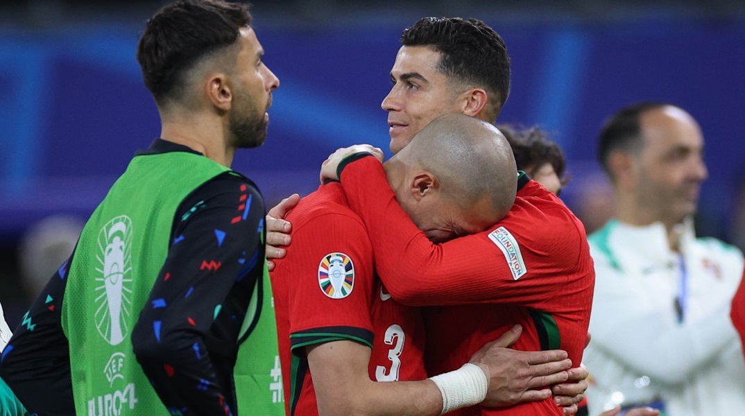 Euro 2024: Η αγκαλιά του Κριστιάνο Ρονάλντο στον 41χρονο Πέπε μετά τον αποκλεισμό της Πορτογαλίας