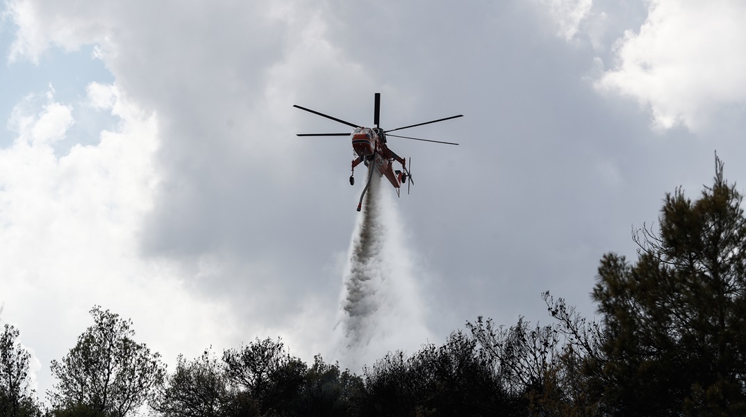 Συναγερμός στην Πυροσβεστική: Φωτιές σε Μυτιλήνη, Όλυμπο και Βοιωτία