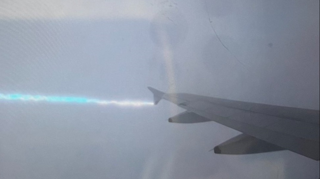 Η στιγμή που αεροπλάνο της British Airways χτυπήθηκε από κεραυνό - Άλλαξε πορεία λόγω καιρικών συνθηκών