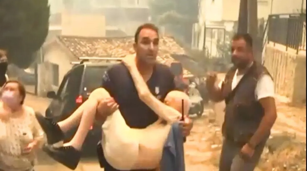 Φωτιά στην Πάτρα: Αστυνομικός πήρε αγκαλιά ηλικιωμένο και τον απομάκρυνε από τις φλόγες (video)