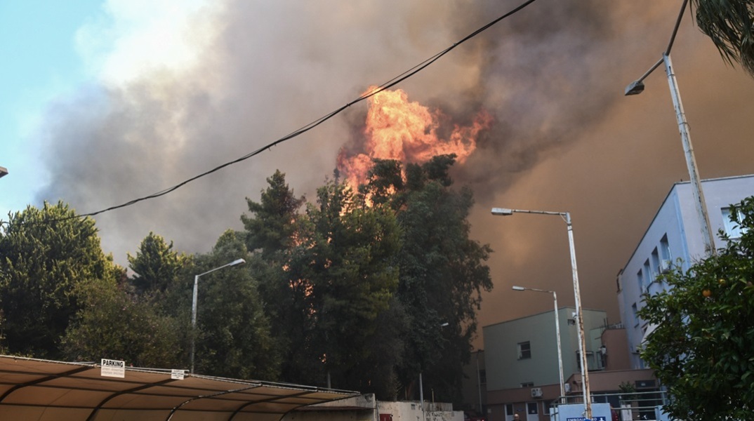 Χωρίς ενεργό μέτωπο η φωτιά στην Πάτρα - Νωρίτερα εκκενώθηκαν Καραμανδάνειο και Γηροκομείο