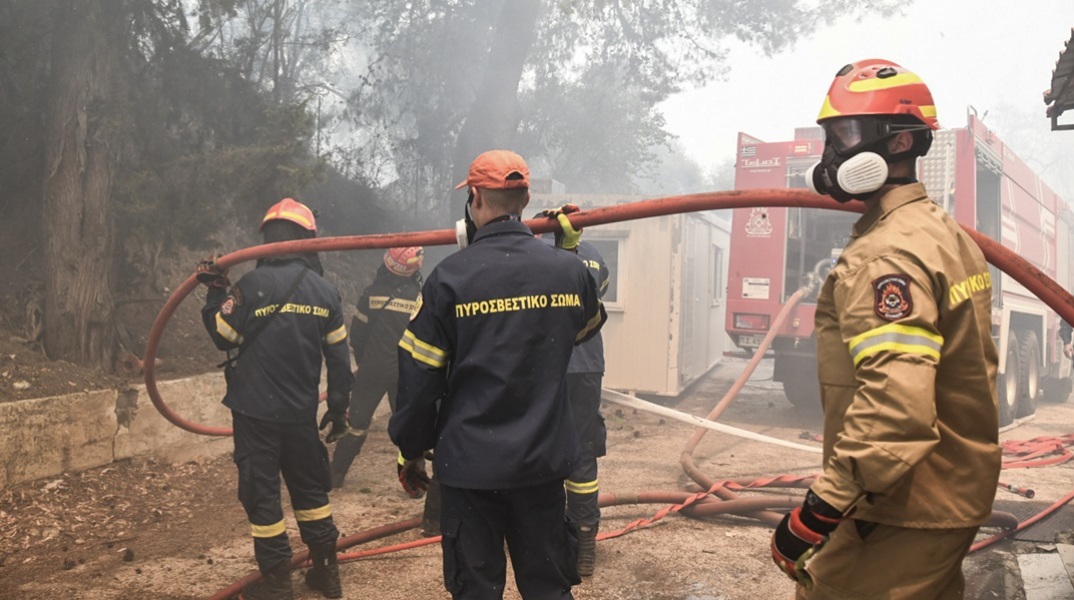Φωτιά στην Πάτρα: Σε ολονύκτια επιφυλακή οι πυροσβεστικές δυνάμεις για τυχόν αναζωπυρώσεις
