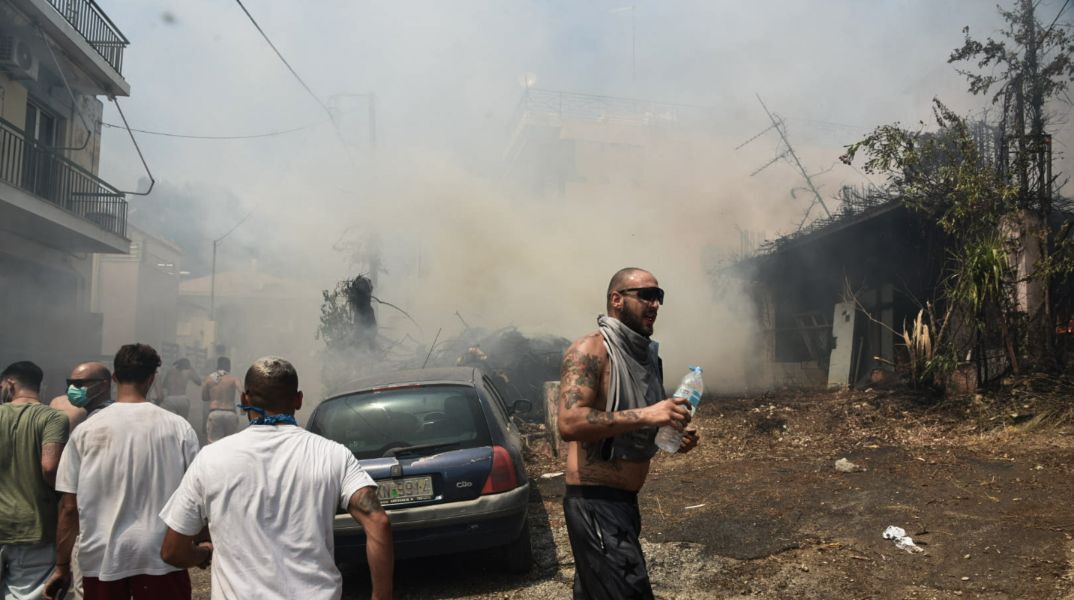 Φωτιά στην Πάτρα: Συγκλονιστικά καρέ από τις φλόγες που απείλησαν το Καραμανδάνειο