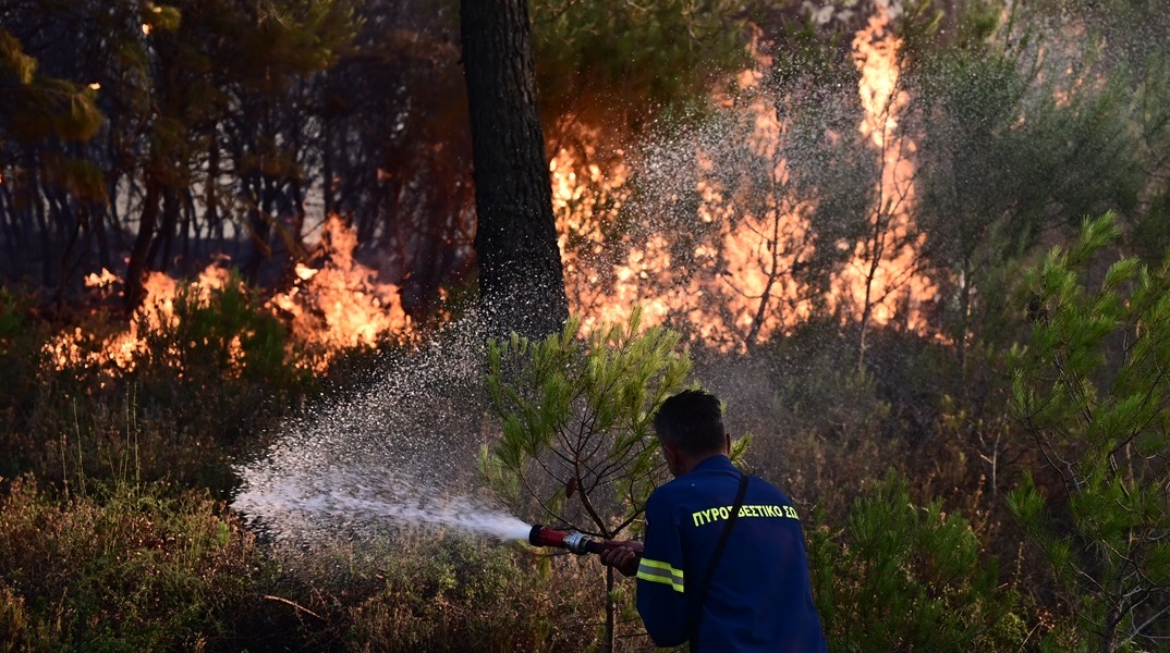 Καίει ανεξέλεγκτη η φωτιά στην Κορινθία - Κατευθύνεται στη Νεμέα η φωτιά από το Βέλο