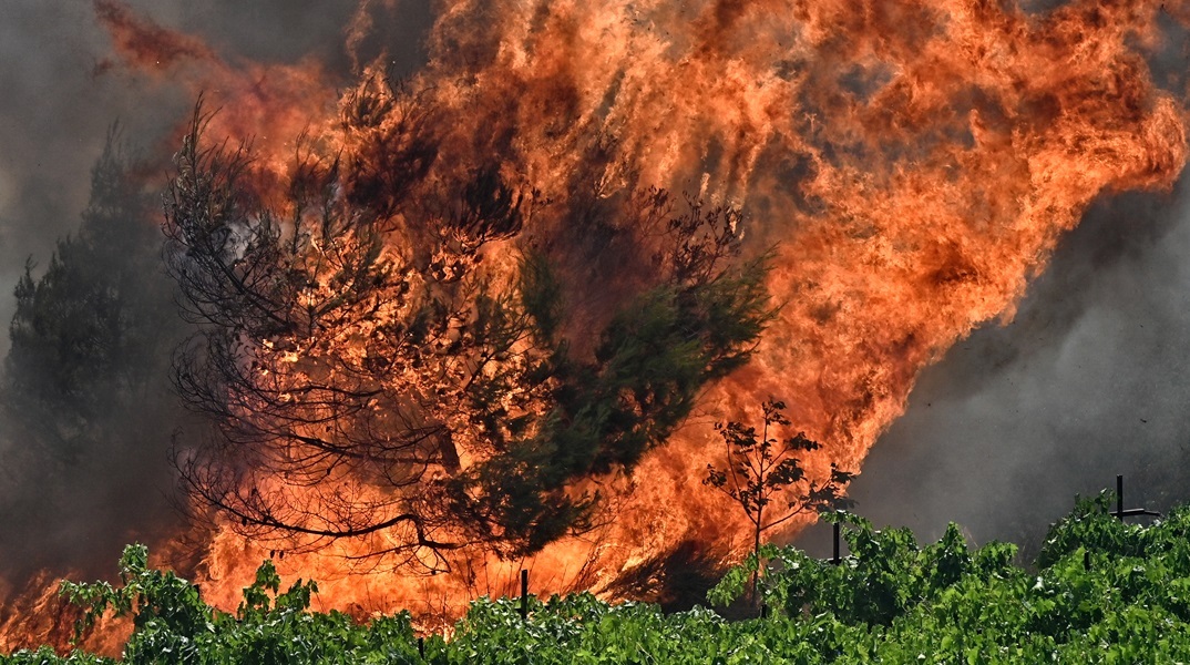 Νύχτα αγωνίας στην Κορινθία για τη φωτιά που καίει ανεξέλεγκτα από το μεσημέρι