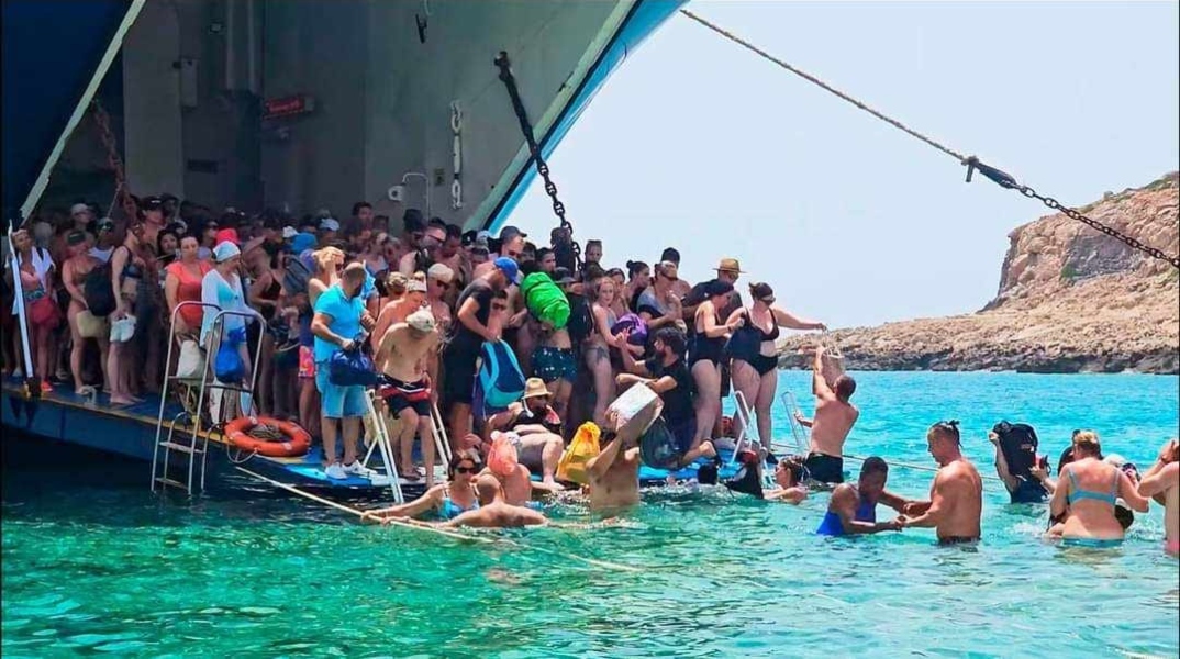τουριστες βγαινουν απο πλοιο μεσα στο νερο