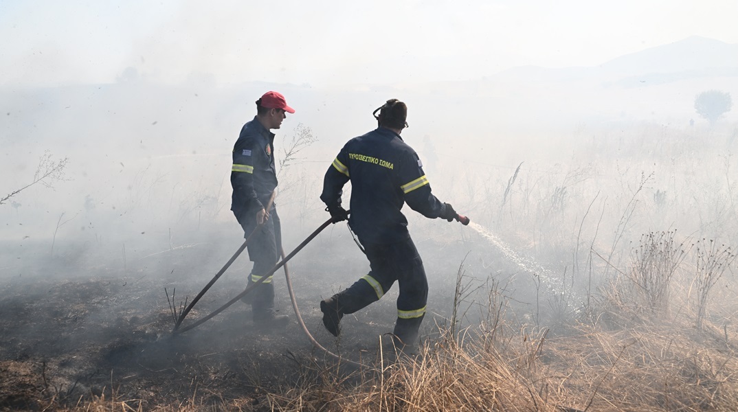 Φωτιά σε δασική έκταση στη Δράμα: Επιχειρούν αεροπλάνα και ελικόπτερο