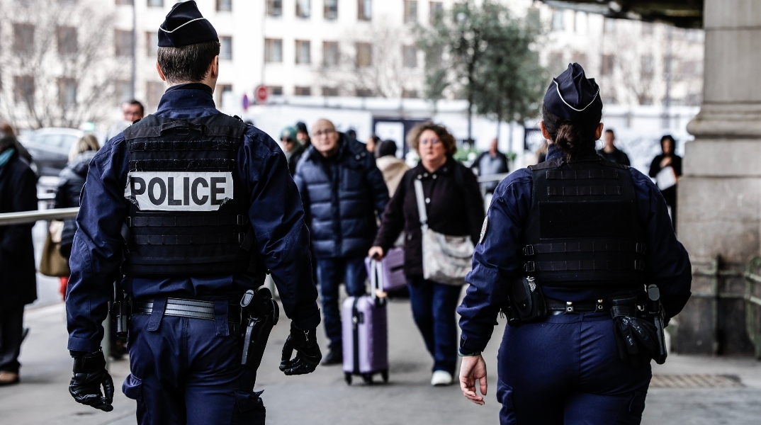 γαλλοι αστυνομικοι περιπολουν