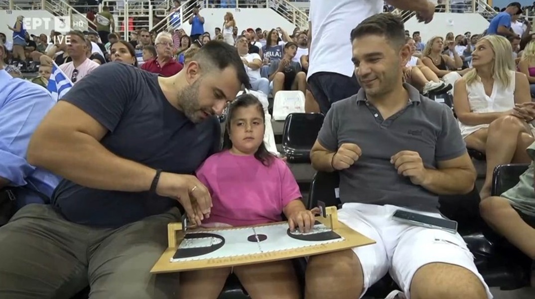 Κοριτσάκι με πρόβλημα όρασης παρακολουθεί το φιλικό της Εθνικής ομάδας κόντρα στο Πουέρτο Ρίκο (video)