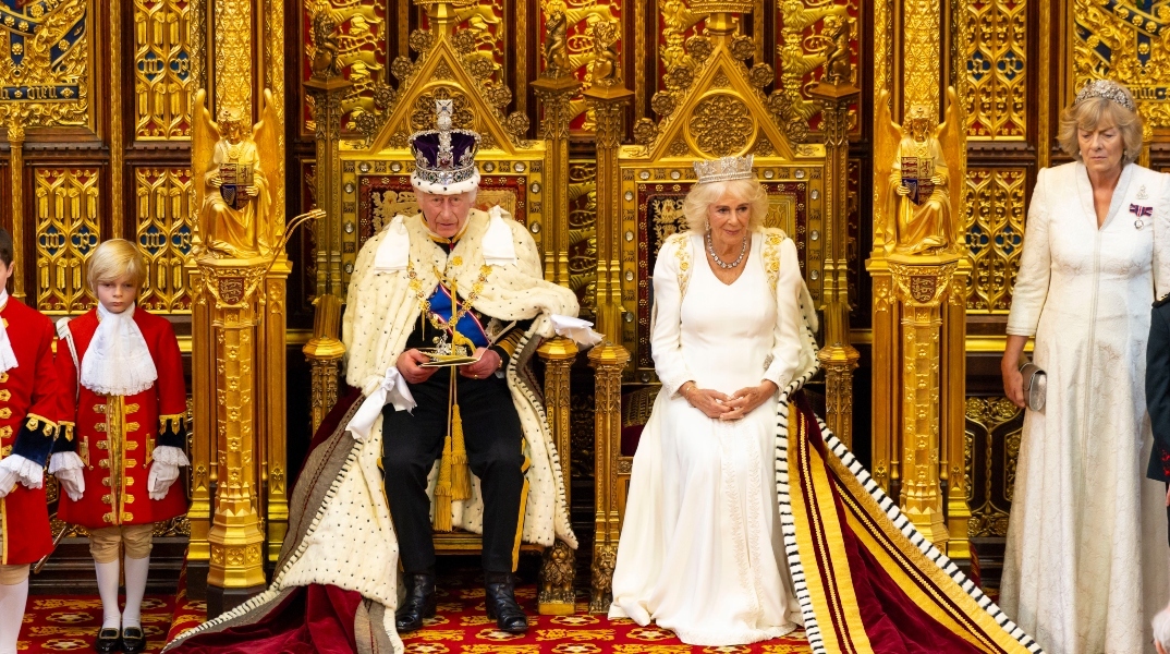 βασιλιας Καρολος και βασίλισσα Καμιλα στο θρονο