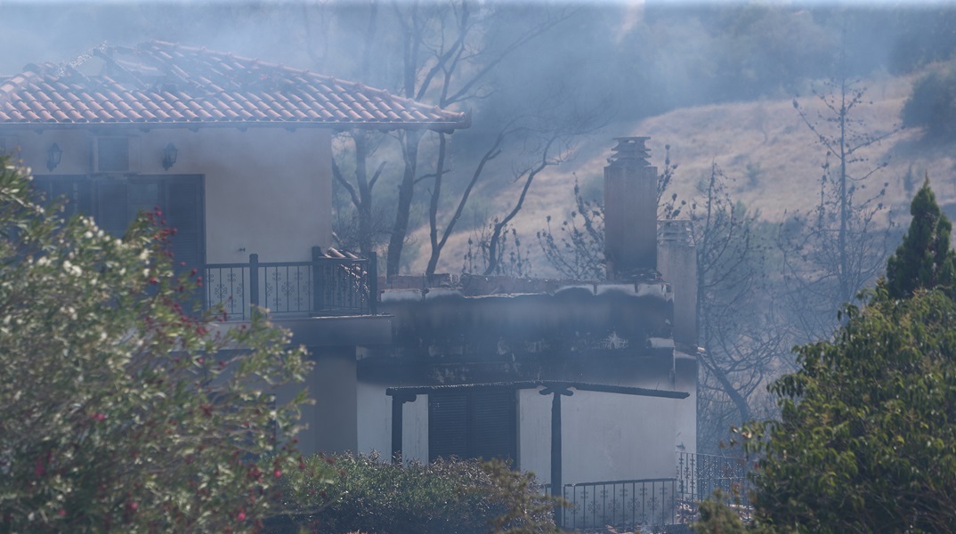 Υπό έλεγχο η φωτιά στον Τρίλοφο Θεσσαλονίκης: Σε αυλές σπιτιών έφτασαν οι φλόγες