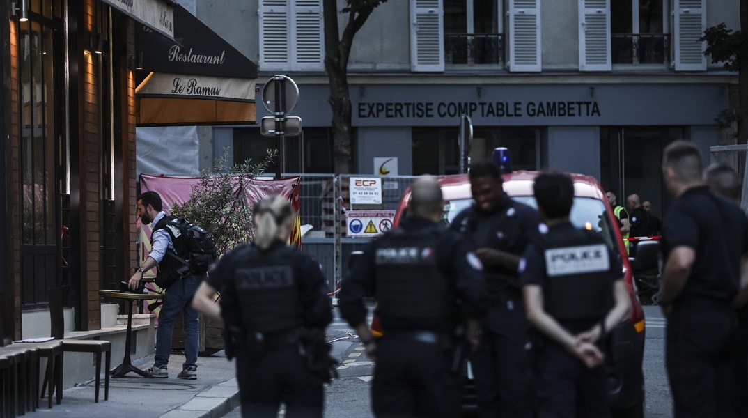 Συναγερμός στο Παρίσι: Αστυνομικός δέχθηκε επίθεση με μαχαίρι - Νεκρός ο δράστης