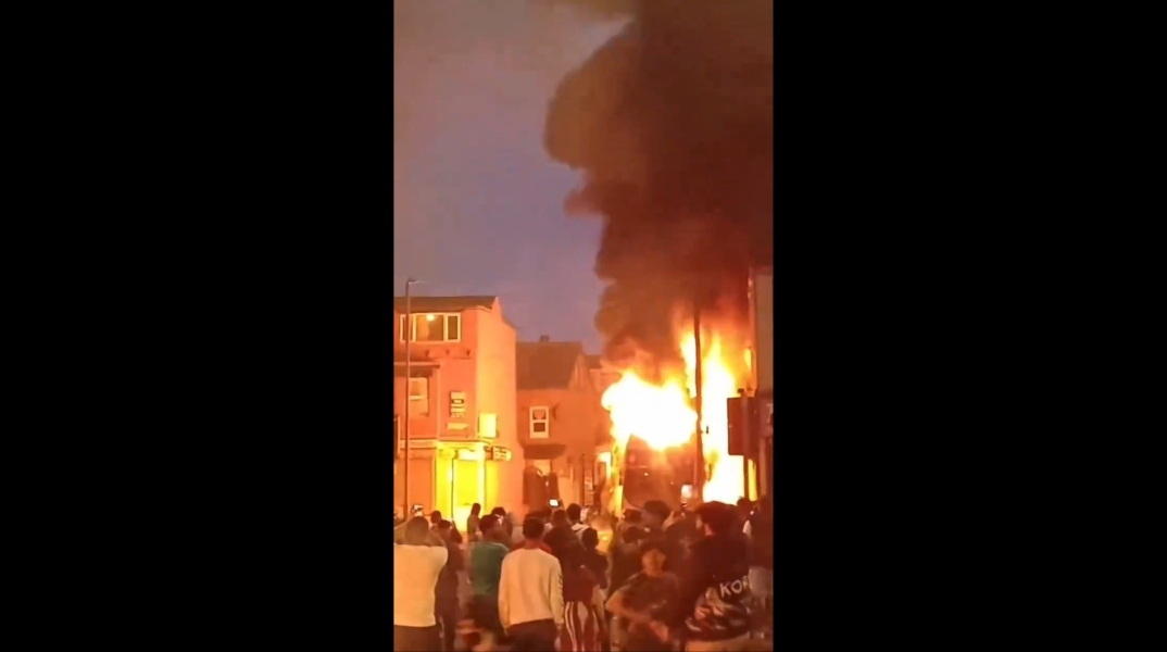Σκηνές χάους στο Λιντς της Βρετανίας - Διαδηλωτές έκαψαν λεωφορείο και κατέστρεψαν περιπολικό
