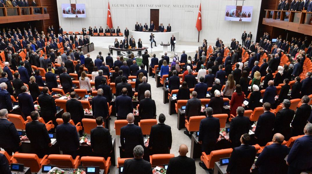 Ξύλο μεταξύ βουλευτών στην τουρκική Εθνοσυνέλευση (βίντεο)